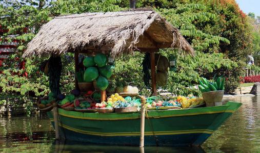 节露天市场木制的亭子和一份额关于双桅船木排船在码头传统的水上市场